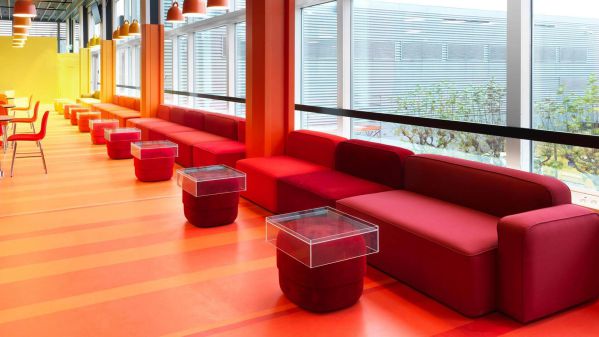 機場辦公室設計打造彩虹色空間