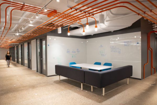 現(xiàn)代風(fēng)格下的辦公室裝修的特點